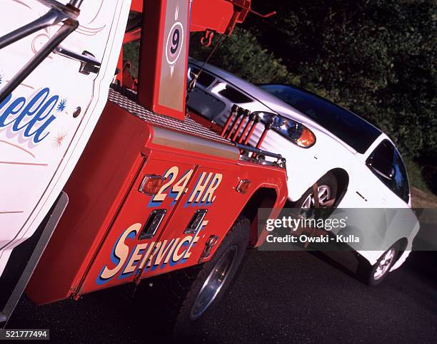 tow truck and car - roadside assistance stock pictures, royalty-free photos & images