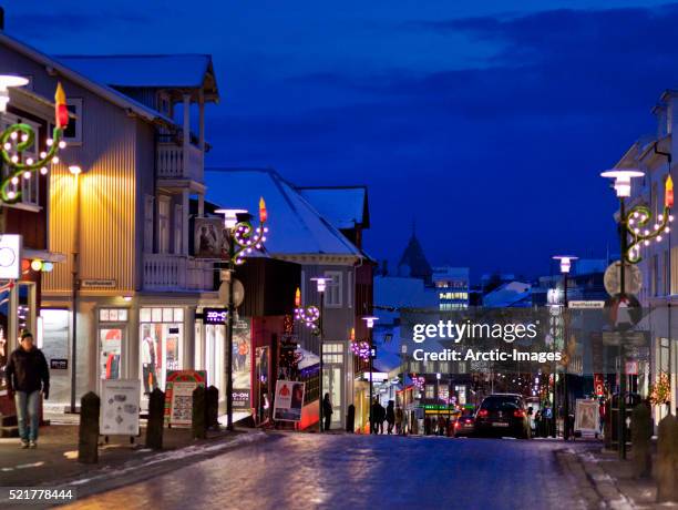 christmas time, laugavegar, the main shopping street of downtown reykjavik, iceland - downtown reykjavik photos et images de collection