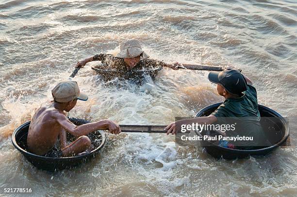 children playing at the floating village of chong kneas, cambodia - chong kneas - fotografias e filmes do acervo