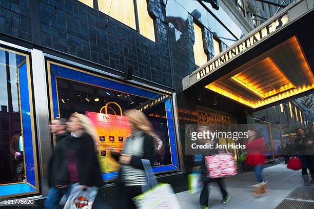 shoppers outside bloomingdale's during the holidays. - bloomingdale's shopping stock pictures, royalty-free photos & images