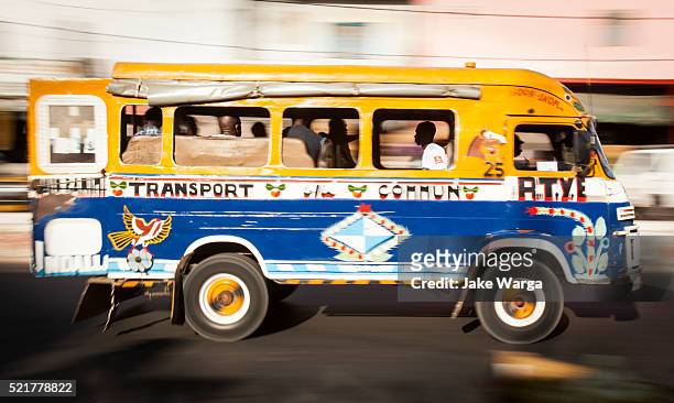 car rapide, or public busses, dakar, senegal - dakar senegal 個照片及圖片檔