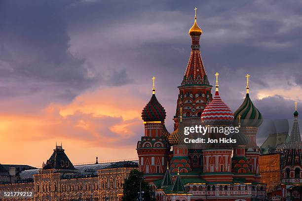 red square at dusk. - catedral de san basilio fotografías e imágenes de stock