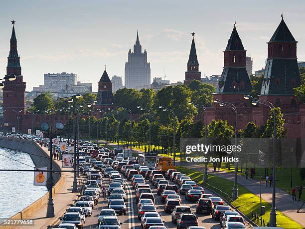 heavy evening traffic on kremlevskaya nab. - oblast de moscovo imagens e fotografias de stock