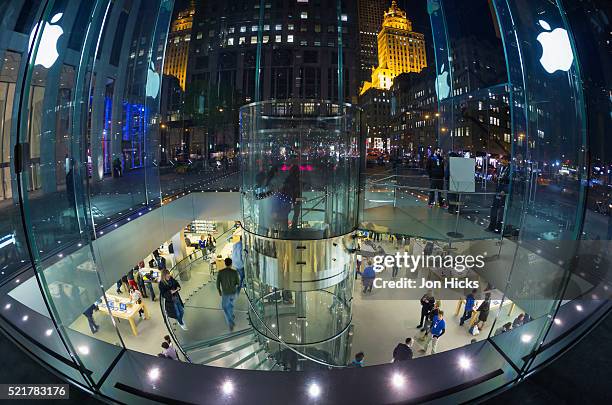 "the cube" apple store on 5th avenue. - apple inc stock pictures, royalty-free photos & images