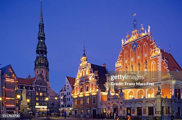 schwarzhaupter haus and st. peter's church in riga - riga stock-fotos und bilder