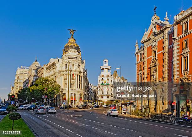 metropolis building on grand via in madrid - madrid fotografías e imágenes de stock