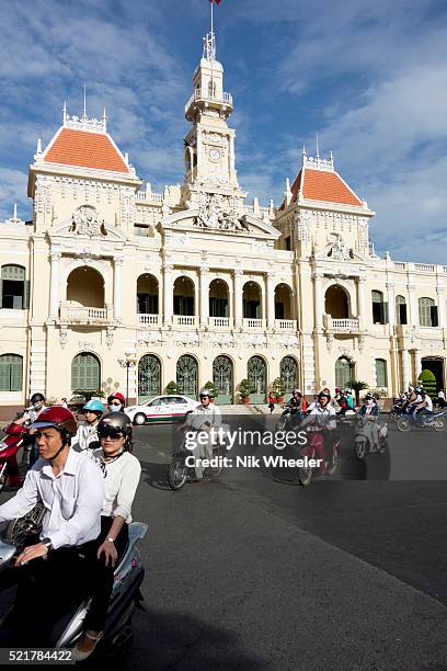 The historic French colonial era Hotel de Ville, a pwrfect example of French colonial architecture, stands at the end of Le Loi Avenue in downtown Ho...