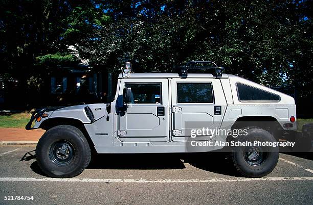 hummer h1 parked on street - hummer fotografías e imágenes de stock