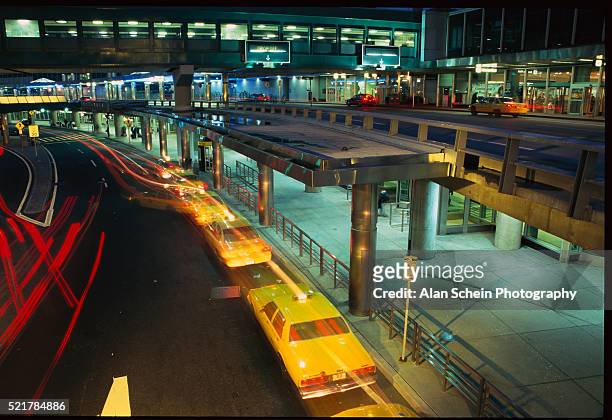 taxi cabs stationed at airport passenger drop off - flushing queens new york foto e immagini stock