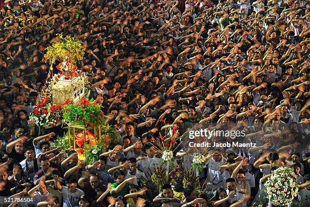 people waving hands during sinulog mass at santo nino basilica - philippinische kultur stock-fotos und bilder