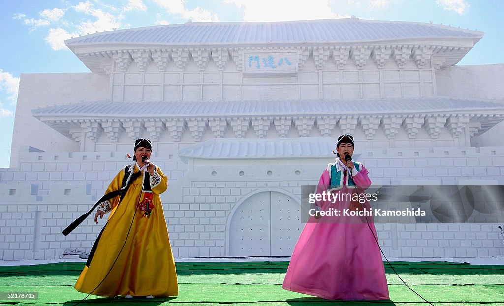 Koizumi Visits Sapporo Snow Festival