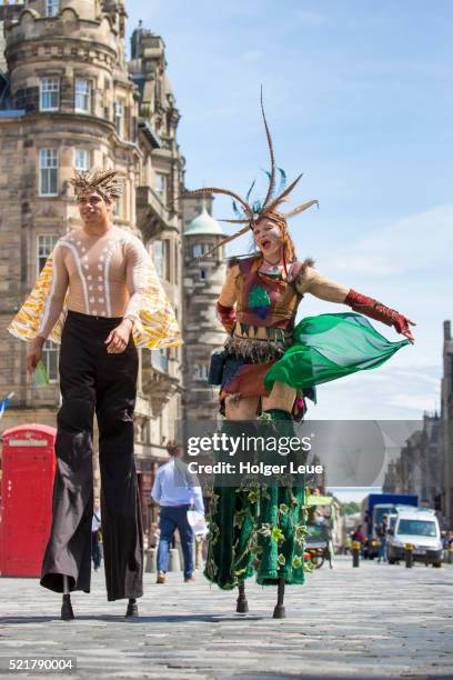 buskers on stilts on high street (royal mile) - échasses photos et images de collection