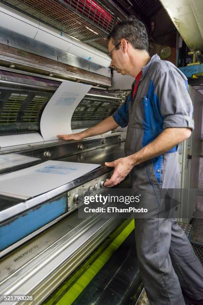 newspaper production at tamedia zurich printing plant - printing zurich stock-fotos und bilder