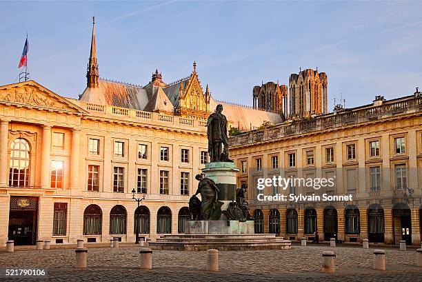 reims, place royale - campagne france stock pictures, royalty-free photos & images