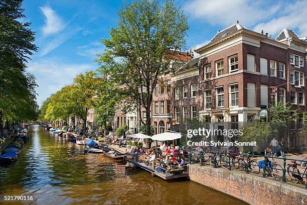 europe, netherlands, canal in amsterdam - amsterdam foto e immagini stock