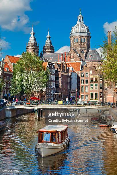 amsterdam, st. nicolaaskerk view from canal - amsterdam stock pictures, royalty-free photos & images