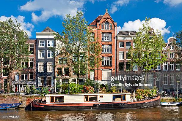 canal and row houses in amsterdam - grachtenpand stock pictures, royalty-free photos & images