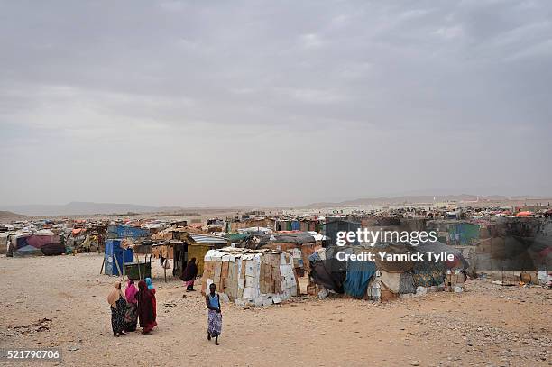 idp camp in bosaso, puntland - climate refugees stock-fotos und bilder