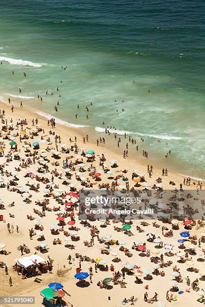 elevated view of crowded beach of ipanema, rio de janeiro, brazil - photo de film stock-fotos und bilder