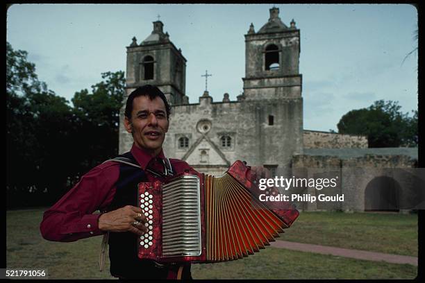 accordion player in front of church - accordionist - fotografias e filmes do acervo