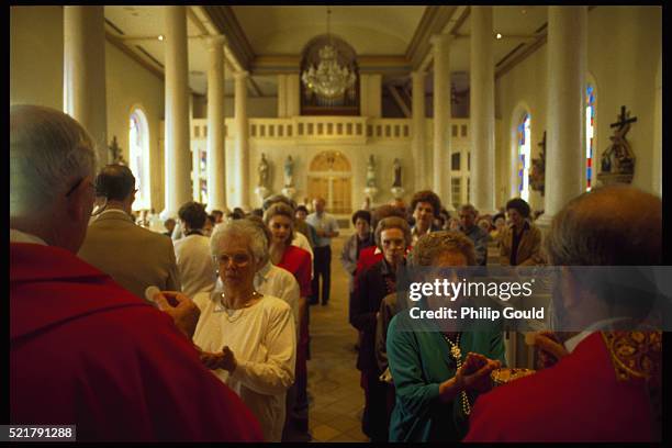 taking communion in st. martin of tours church - st-martin-of-tours-catholic-church stock pictures, royalty-free photos & images