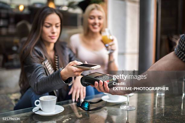 easy contactless payment system - smartphone payment stock pictures, royalty-free photos & images