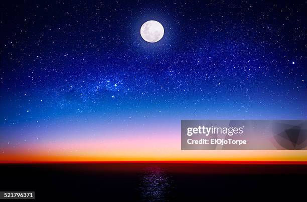 moon and milky way on the beach - luna piena foto e immagini stock