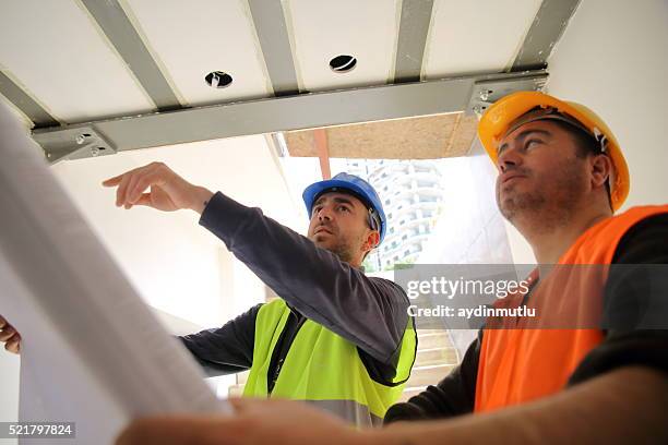 trabajadores de la construcción lectura programas - civil engineering fotografías e imágenes de stock