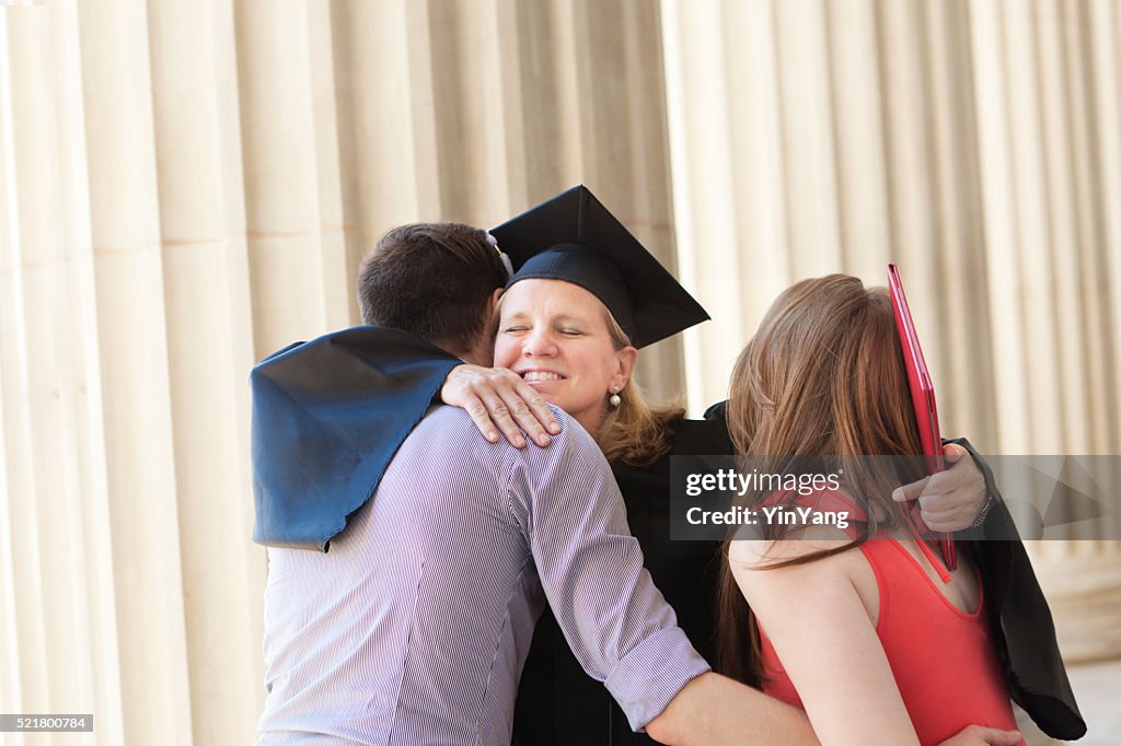 Familie, die Mutter's Abschlussfeier an der Universität Higer Grad