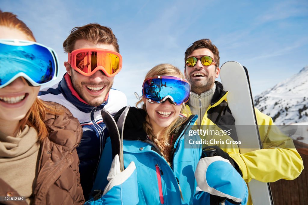 Amis portant des skis au sommet d’une montagne