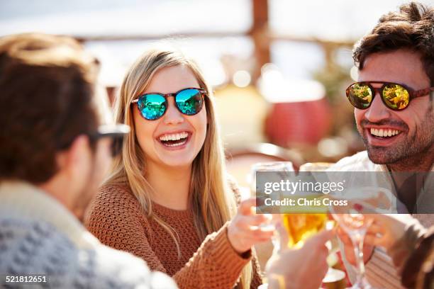 Freunde stoßen mit Wein aufeinander an