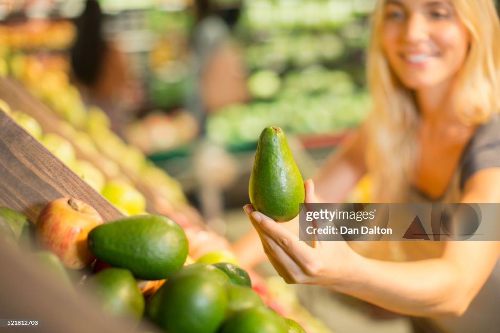 Primo piano della donna che tiene i prodotti nel negozio di alimentari