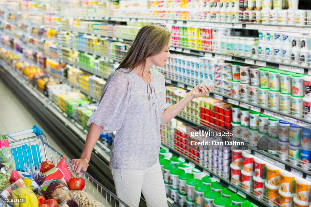 Donna che fa la spesa nel negozio di alimentari