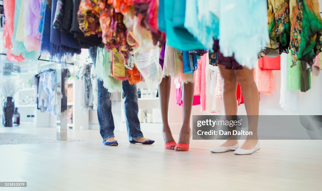 Frauen einkaufen gemeinsam im Bekleidungsgeschäft