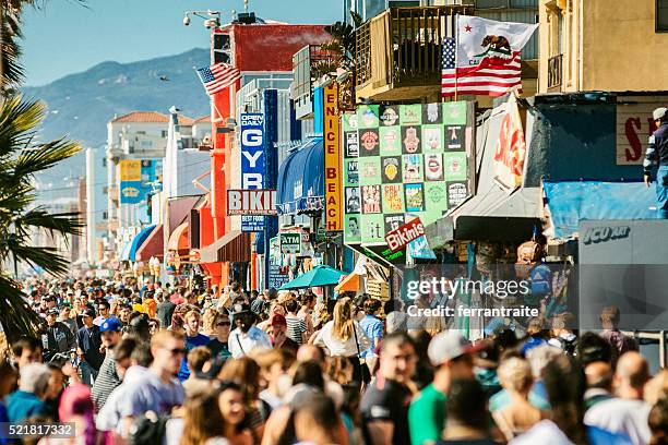 promenade de venise plage los angeles - venice beach photos et images de collection