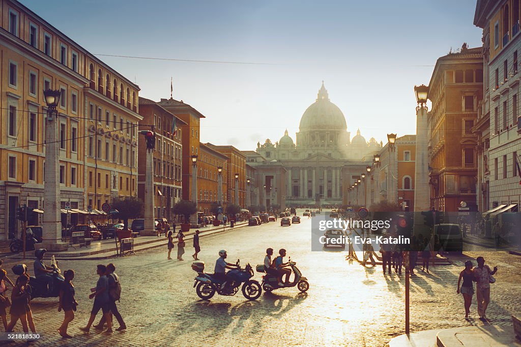 Rue bondée avec personnes à Rome, en Italie