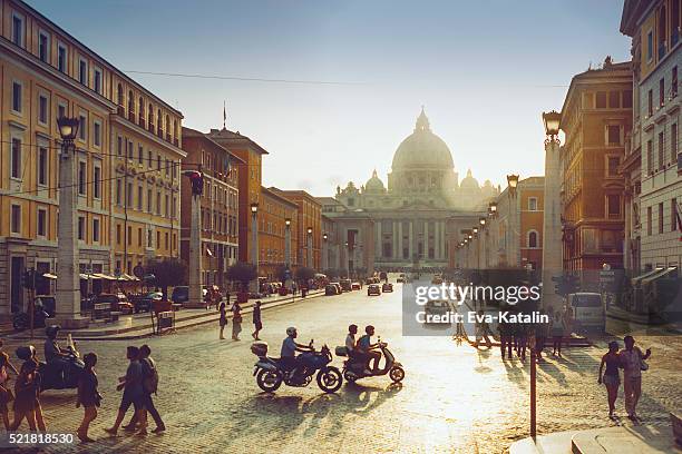 rua movimentada com pessoas, em roma, itália - basílica de são pedro - fotografias e filmes do acervo