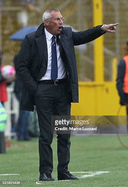 Atalanta BC coach Edy Reja shouts to his players during the Serie A match between Atalanta BC and AS Roma at Stadio Atleti Azzurri d'Italia on April...