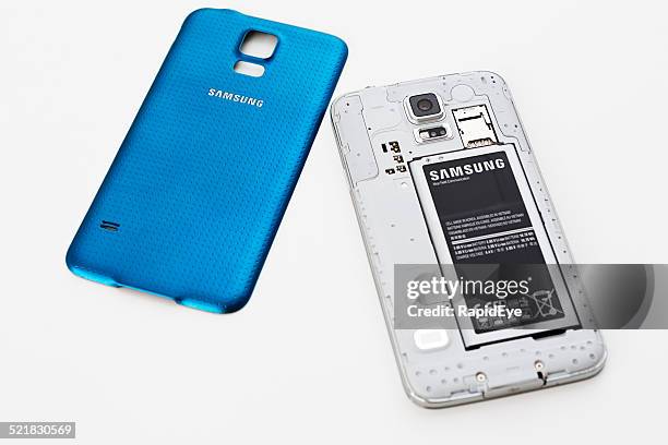 samsung galaxy s5 smartphone, back removed, showing battery, sim card - phone cover stockfoto's en -beelden