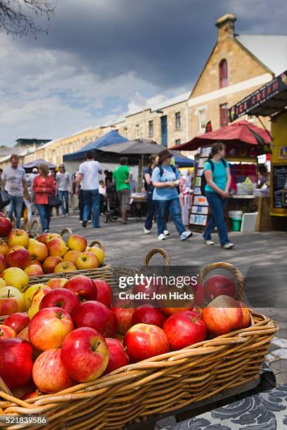 apples in salamanca market - hobart salamanca market stock pictures, royalty-free photos & images