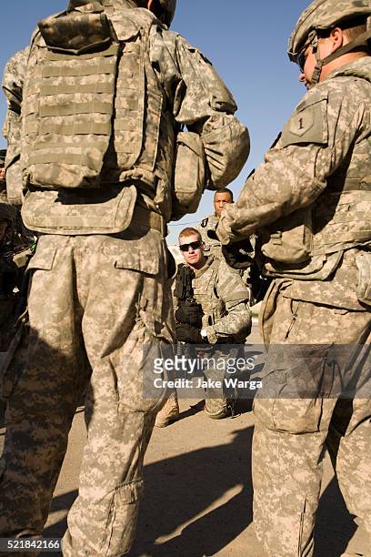 u.s. soldier in briefing before mission - jake warga stock pictures, royalty-free photos & images