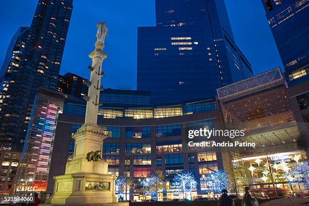 christopher columbus monument across from time warner center, new york - columbus circle fotografías e imágenes de stock