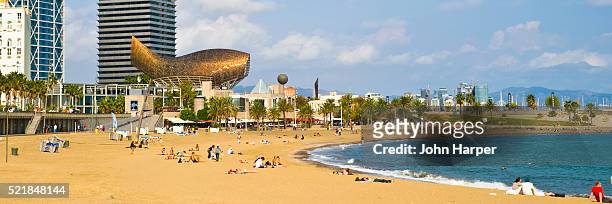 beach at port olimpic in barcelona - frank gehry fotografías e imágenes de stock