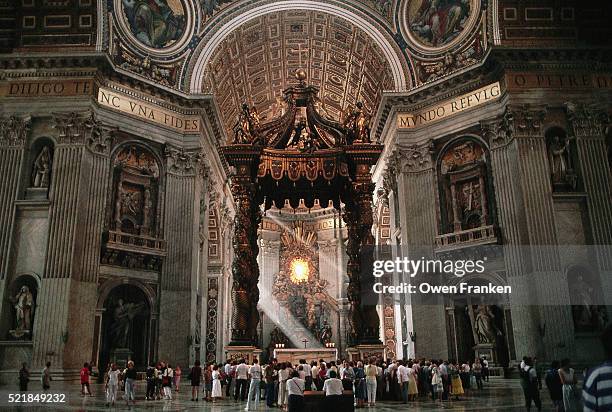 bernini's baldachin in saint peter's basilica - vatican photos et images de collection