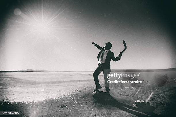 empresario tossing un boomerang que el sol - boomerang fotografías e imágenes de stock