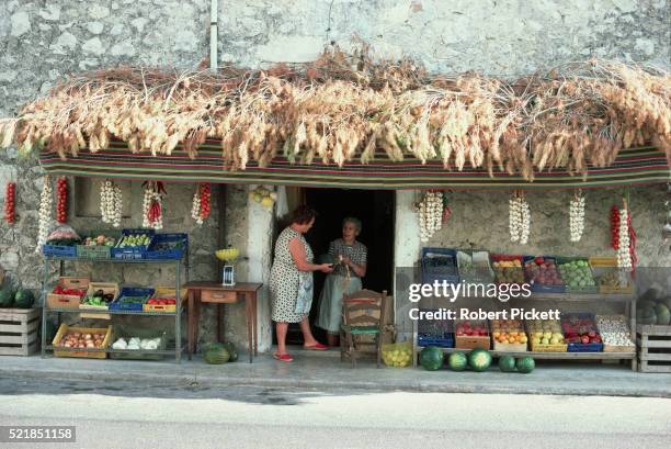 fruit stall - puesto de mercado agrícola fotografías e imágenes de stock