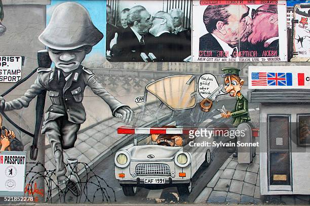 berlin, east side gallery - koude oorlog stockfoto's en -beelden