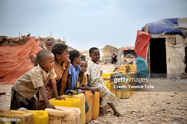 idp camp in bosaso, puntland - climate refugees foto e immagini stock