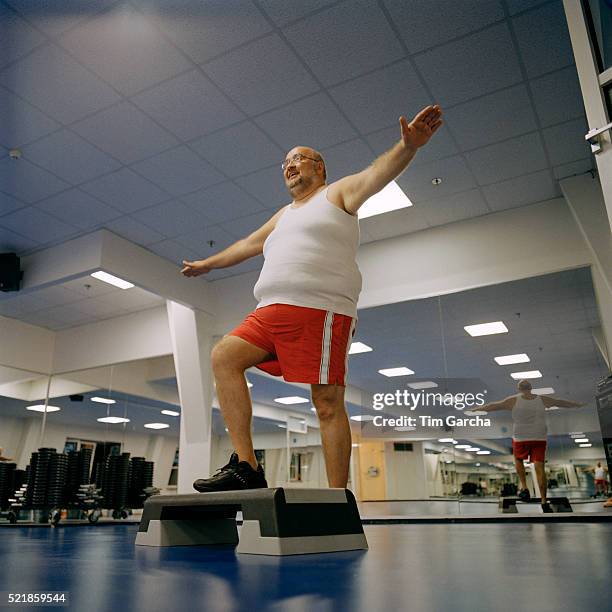 man doing step exercises in gym - 踏板操 個照片及圖片檔