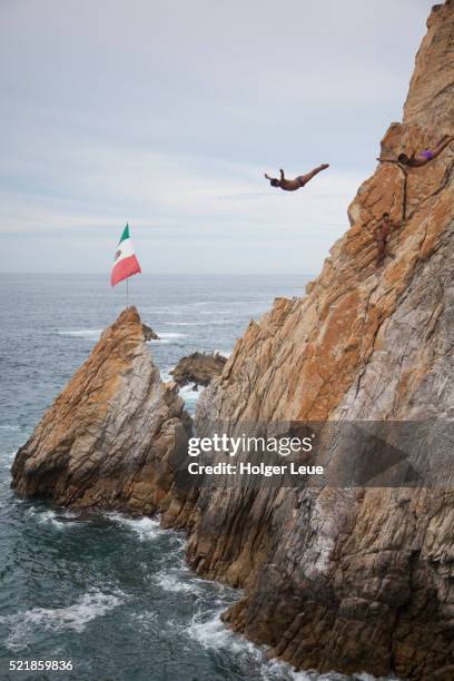 la quebrada cliff divers - la quebrada acapulco stock pictures, royalty-free photos & images